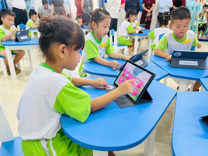  Trẻ mầm non hào hứng học tập tại phòng học số. 
