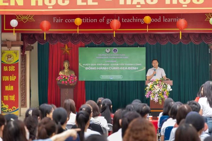 Các em học sinh lắng nghe chia sẻ từ chuyên gia Lê Trung Kiên.