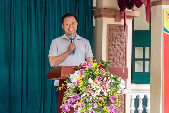 ThS Lê Trung Kiên trao đổi về những câu chuyện gần gũi với thí sinh.