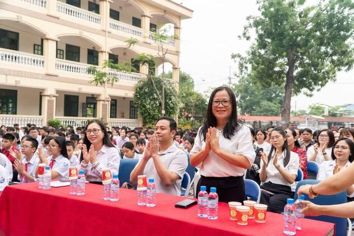 Đại diện hai Trường THCS Thanh Xuân và Trường Phổ thông Phùng Hưng tại chương trình.