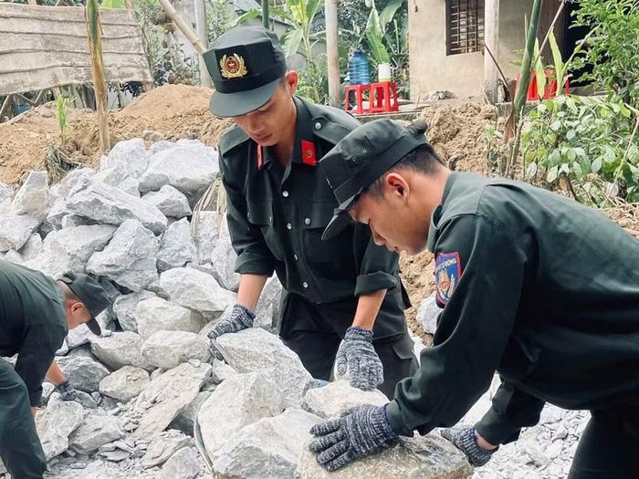 Từ sáng sớm, cán bộ, chiến sĩ Đội Cảnh sát cơ động – Phòng PK02 Công an tỉnh Hà Tĩnh đã lên đường tới xã Hương Phố để hỗ trợ xây dựng nhà ở cho 5 trẻ mồ côi mẹ. Trên chuyến xe đặc biệt ấy không chỉ có dụng cụ lao động, mà còn mang theo tinh thần “Vì nhân dân phục vụ” của những người lính trẻ.