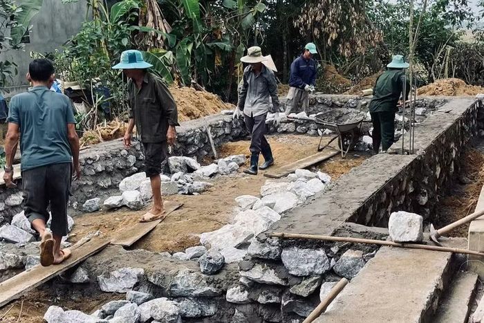 Ngày 27/4, căn nhà đầu tiên dành cho 5 đứa trẻ mồ côi mẹ ở xã Hương Phố được khởi công trong niềm xúc động của người dân địa phương. Những nhát cuốc đầu tiên không chỉ mở nền móng cho một ngôi nhà, mà còn vun đắp niềm tin và hy vọng.