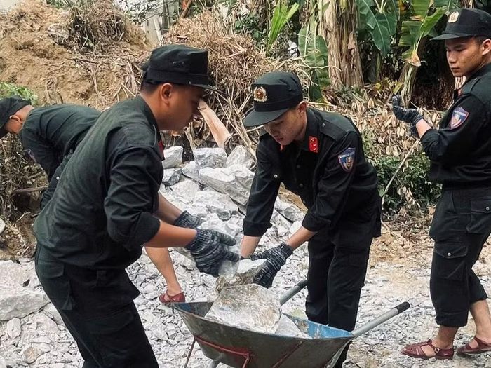 Thiếu tá Đinh Xuân Sơn – Phó Đội trưởng Đội CSCĐ chia sẻ: “Chúng tôi rất vui khi được tham gia chương trình ý nghĩa này. Góp một phần nhỏ bé để các cháu có mái nhà kiên cố là niềm hạnh phúc rất lớn đối với cán bộ, chiến sĩ đơn vị”.