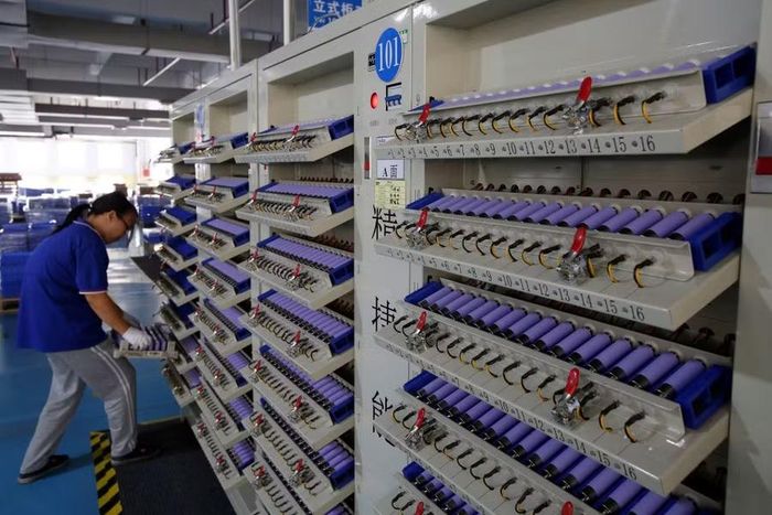 Kho chứa pin xe điện tại một nhà máy ở Đông Quan, Trung Quốc. Ảnh: Reuters