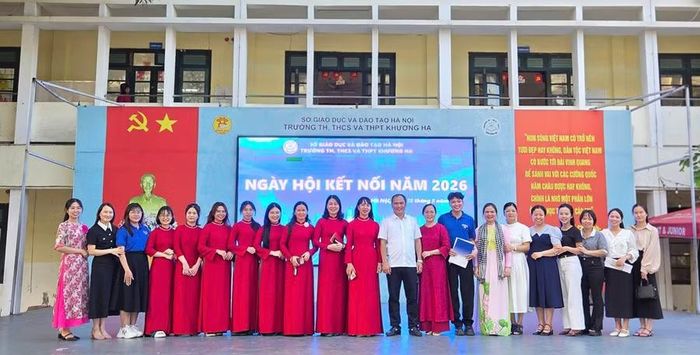 Lãnh đạo nhà trường cùng các thầy cô, phụ huynh chụp ảnh lưu niệm.