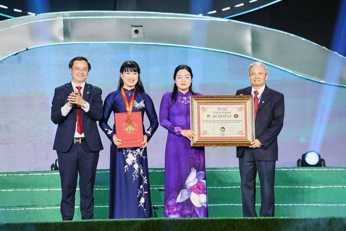 Nghi thức trao bằng xác lập Kỷ lục Việt Nam cho "Sự kiện trình diễn nhảy sạp cộng đồng lớn nhất Việt Nam" với 1.000 cặp sạp. Đây là minh chứng cho tinh thần đoàn kết và sức sống mãnh liệt của văn hóa truyền thống trên đất trà. (Nguồn: BTC)