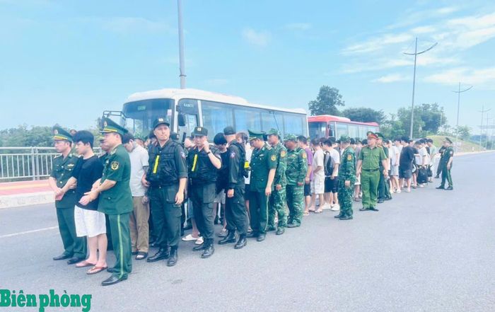 Lực lượng chức năng tỉnh Quảng Ninh dẫn giải các đối tượng để bàn giao cho phía Trung Quốc. Ảnh: Trần Tương
