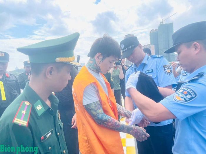 Lực lượng chức năng Trung Quốc kiểm tra, tiếp nhận các đối tượng. Ảnh: Trần Tương