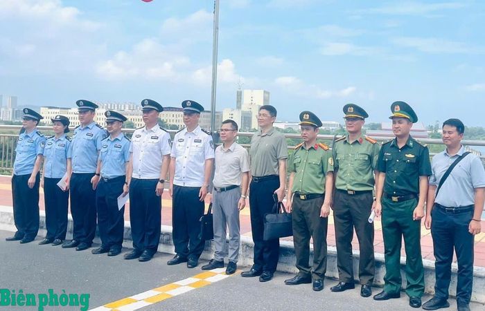 Lực lượng chức năng hai bên tiến hành thủ tục trao trả, tiếp nhận 33 công dân Trung Quốc. Ảnh: Trần Tương