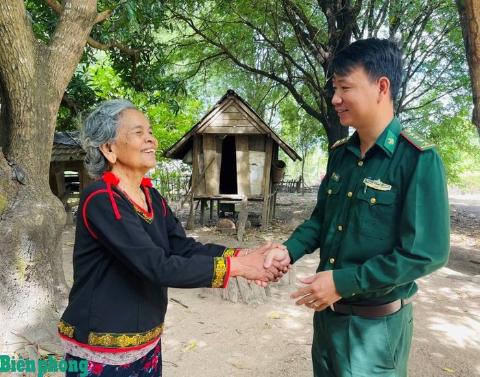 Nữ già làng Ksor H’Blâm luôn gắn bó mật thiết với Bộ đội Biên phòng trong công tác bảo vệ chủ quyền lãnh thổ, an ninh trật tự ở khu vực biên giới. Ảnh: Hòa Bình