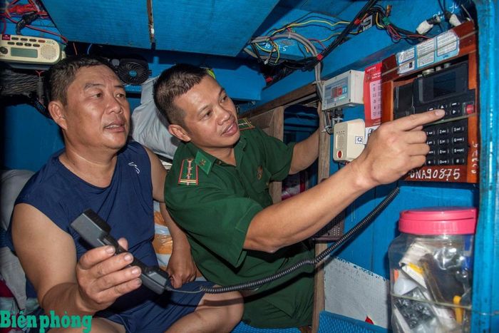 Ngư dân Nguyễn Cu giới thiệu máy giám sát hành trình lắp đặt trên tàu. Ảnh: Lê Văn Chương