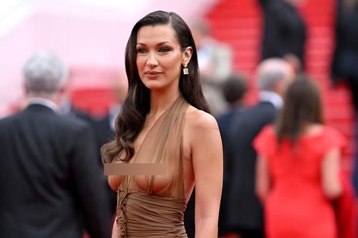 Váy áo làm lố, khỏa thân táo bạo bít cửa ở Cannes.