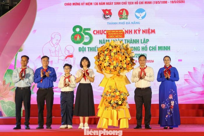 Lãnh đạo TP. Đà Nẵng tặng hoa chúc mừng tại chương trình kỷ niệm 85 năm Ngày thành lập Đội Thiếu niên Tiền phong Hồ Chí Minh.