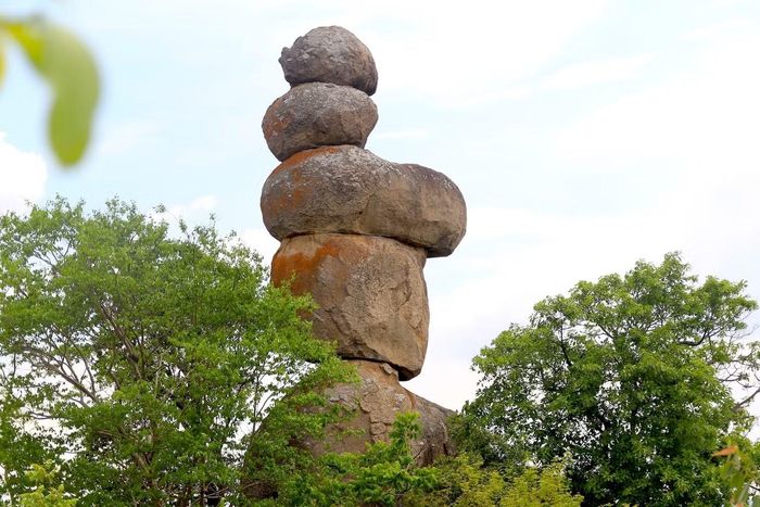  Ở mỗi góc nhìn những khối đá lại cho ra một hình thù khác lạ. Ở góc nhìn sau lưng các khối đá lớn như tượng Phật ngồi thiền. 