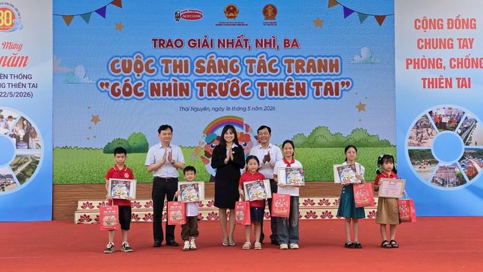 Các "họa sĩ nhí" đạt giải Nhất, Nhì, Ba của cuộc thi