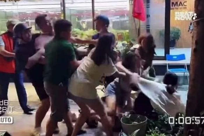 Clip ghi lại vụ xô xát giữa 2 cặp vợ chồng và 2 cô gái trẻ thu hút sự chú ý của dư luận.