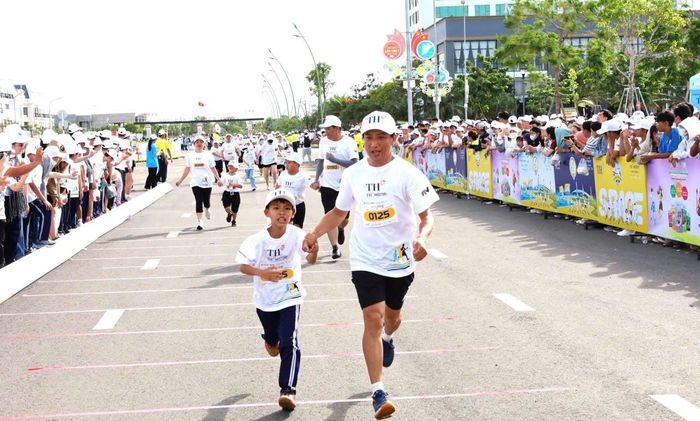 Hơn 4.200 học sinh, thầy cô, phụ huynh tham gia trực tiếp tại sự kiện trực tiếp ở Quảng trường Phan Ngọc Hiển.