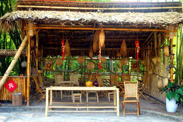 Khu vực trưng bày các sản phẩm từ tre để du khách tham quan