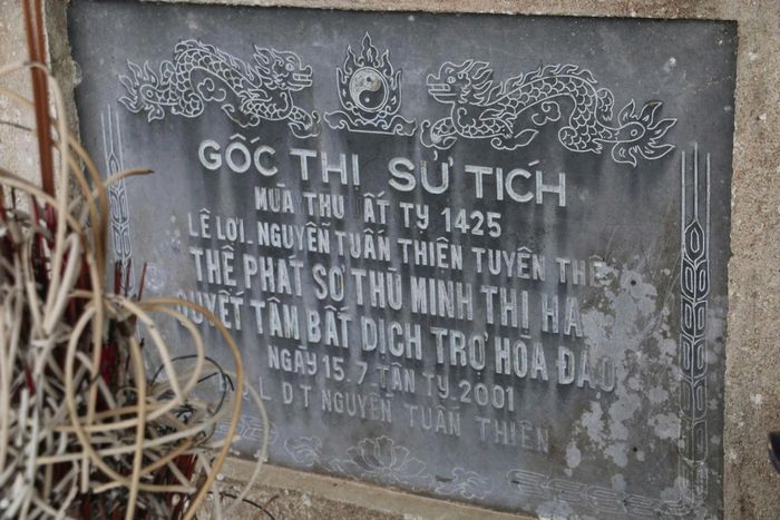 Bia Sử tích Thị cổ