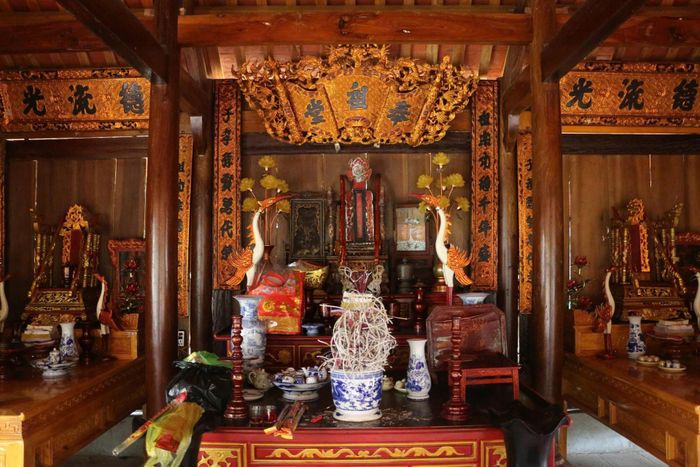 Ban thờ Tướng công Nguyễn Tuấn Thiện