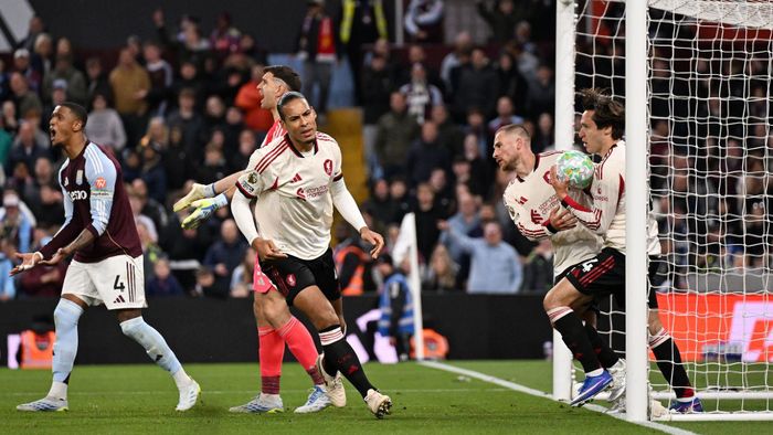 Cuối trận, Van Dijk gỡ lại một bàn nữa cho The Kop