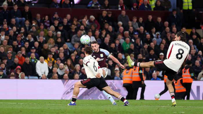 Phút 89, McGinn vẽ siêu phẩm ghi bàn thứ 4 cho Aston Villa