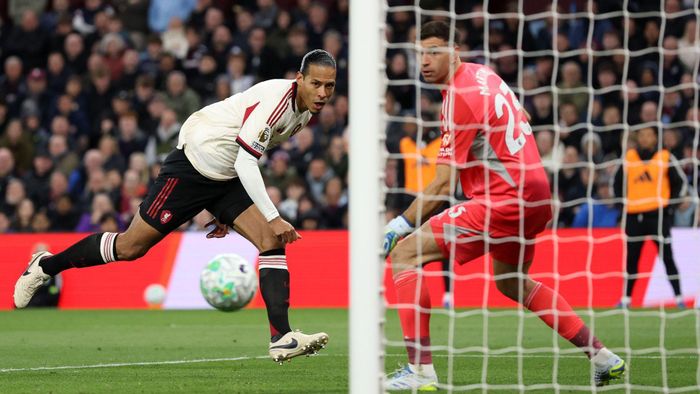 Sang hiệp hai, Liverpool lập tức có bàn gỡ nhờ cú đánh đầu của Van Dijk