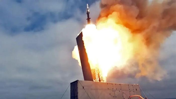 Hệ thống Mk 70 của Hải quân, trong ảnh đang phóng một quả tên lửa Standard Missile-6 (SM-6), là một ví dụ về bệ phóng tên lửa dạng container hiện đang phục vụ trong quân đội Mỹ. Ảnh: USN/twz.com