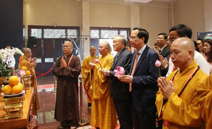 Nguyên Phó Thủ tướng Thường trực Chính phủ Nguyễn Hòa Bình cùng các đại biểu chiêm bái Xá lợi Đức Phật Thích Ca Mâu Ni - bảo vật quốc gia Ấn Độ. Ảnh tư liệu