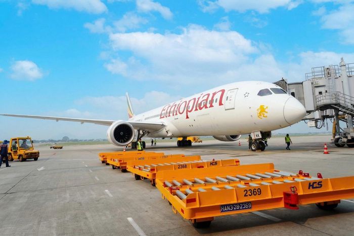 Máy bay Boeing 787 của Ethiopian Airlines tại sân bay Nội Bài.