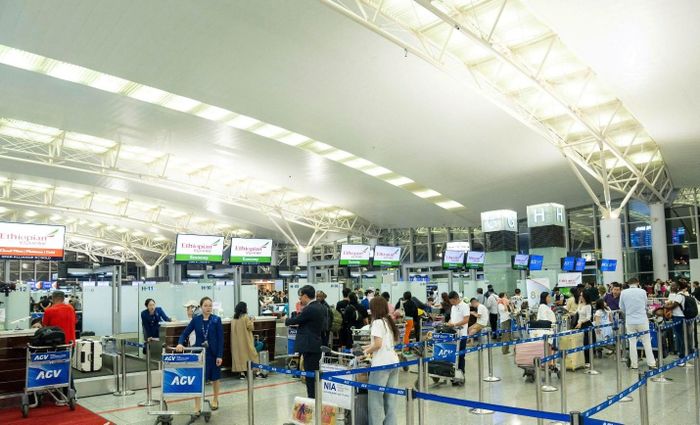 Ethiopian Airlines tăng cường số lượng quầy làm thủ tục tại sân bay để phục vụ hành khách.