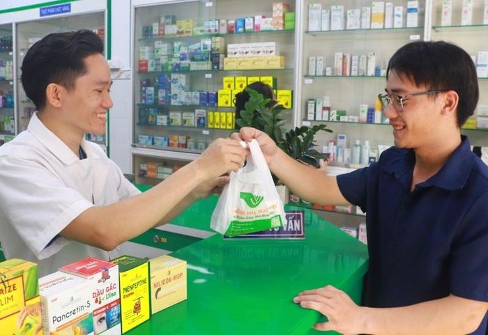 Dược sĩ nhà thuốc Bảo Châu tư vấn sản phẩm cho khách hàng tại quầy