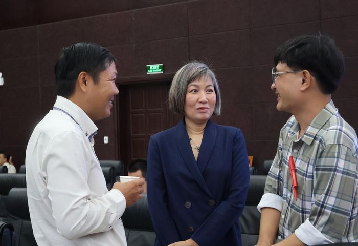 Các chuyên gia trao đổi kinh nghiệm giờ giải lao. Ảnh: N.H