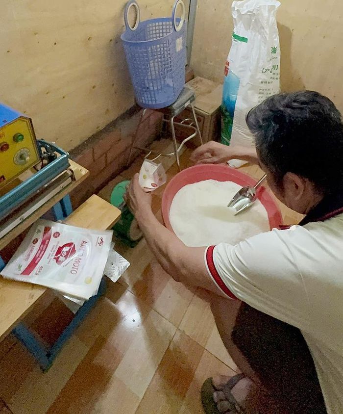 Đối tượng Thạch Hiểu đóng gói bột ngọt giả. Ảnh: CA