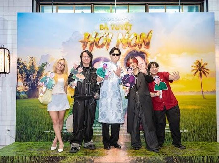 Tuấn Cry và ekip sản xuất MV. 