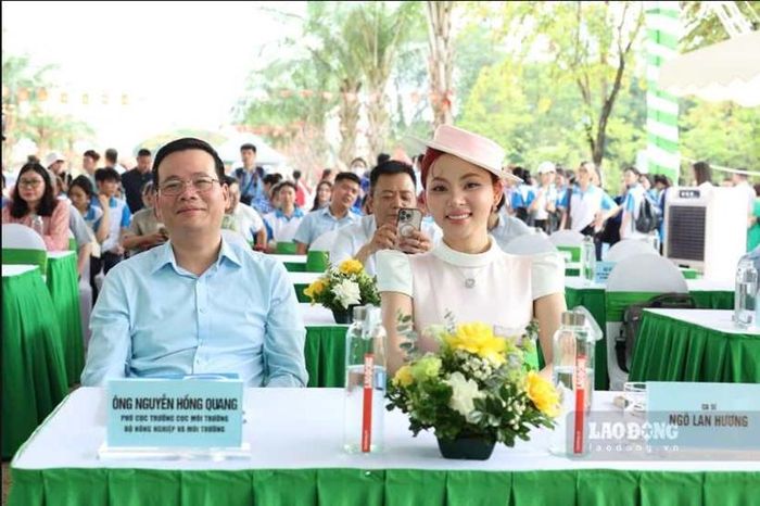  Ông Nguyễn Hồng Quang - Phó Cục trưởng Cục Môi trường, Bộ Nông nghiệp và Môi trường và ca sĩ Ngô Lan Hương có mặt tại sự kiện. Ảnh: Hải Nguyễn