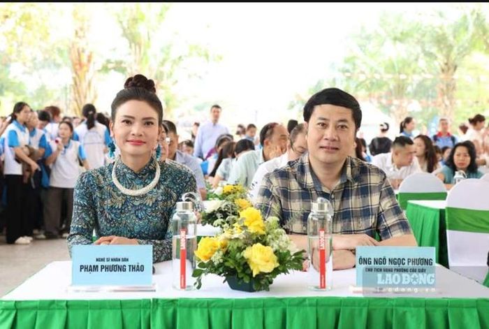  Ông Ngô Ngọc Phương (bên phải ảnh) - Chủ tịch UBND phường Cầu Giấy và NSND Phạm Phương Thảo dự Ngày Chuyển đổi xanh. Ảnh: Hải Nguyễn