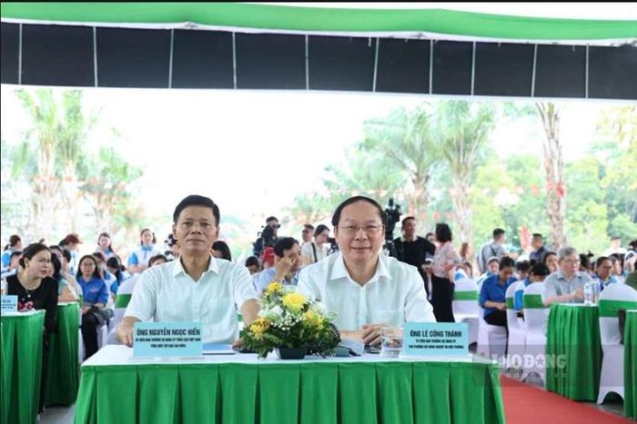  Ông Lê Công Thành (bên phải ảnh) - Thứ trưởng Bộ Nông nghiệp và Môi trường và ông Nguyễn Ngọc Hiển - Ủy viên Ban Thường vụ Đảng ủy Tổng Liên đoàn Lao động Việt Nam, Tổng Biên tập Báo Lao Động tham dự sự kiện. Ảnh: Hải Nguyễn