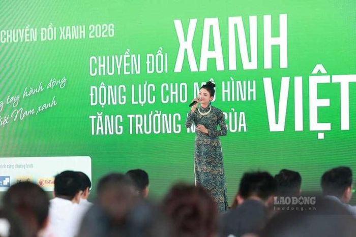  NSND Phạm Phương Thảo trình bày 2 bài "Ở hai đầu nỗi nhớ" và "Bài ca thống nhất". Ảnh: Hải Nguyễn