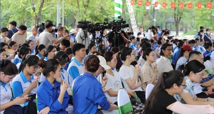  Khu vực khán đài chật kín người tham dự, cho thấy sức hút của Ngày Chuyển đổi xanh năm 2026. Ảnh: Phan Anh