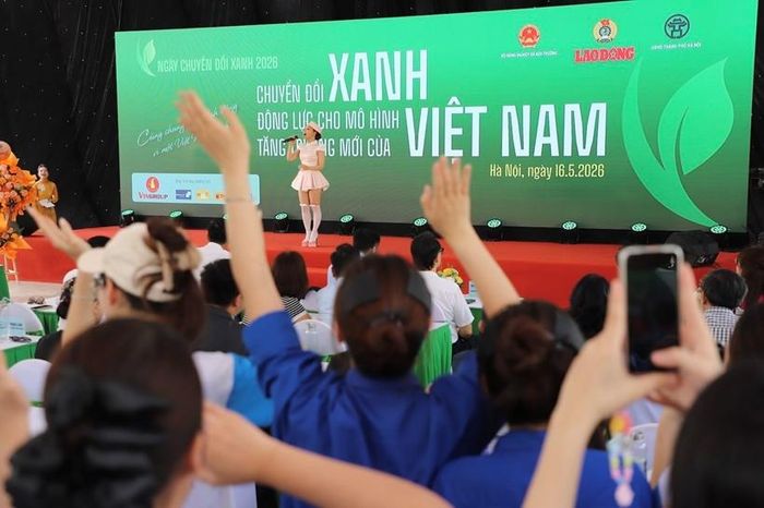  Ca sĩ Ngô Lan Hương với 3 bản hit “Đi giữa trời rực rỡ”, “Có công mài sắt”, “Về đi thôi” đã được các bạn trẻ và người dân nồng nhiệt chào đón tại sự kiện. Ảnh: Phan Anh, Hải Nguyễn