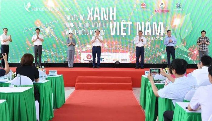  Các vị đại biểu lên sân khấu chuẩn bị thực hiện nghi thức phát động Ngày Chuyển đổi xanh năm 2026. Ảnh: Hải Nguyễn