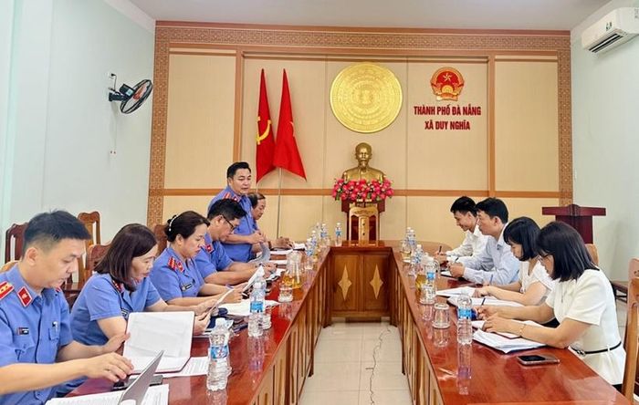  Đồng chí Lê Văn Phương - Viện trưởng VKSND khu vực 10 phát biểu tại buổi làm việc với UBND xã Duy Nghĩa.