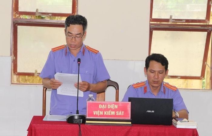  Kiểm sát viên công bố cáo trạng.