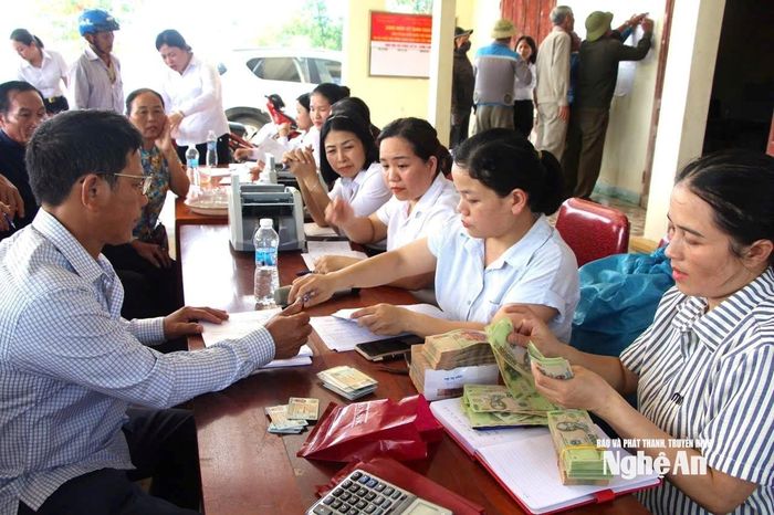 UBND xã Xuân Lâm chi trả kinh phí đền bù giải phóng mặt bằng đợt 1 cho các hộ dân bị ảnh hưởng. Ảnh: P.V
