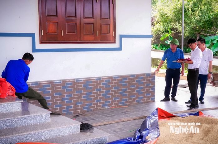 Cán bộ UBND xã Nam Đàn và xóm Hồng Thái thực hiện công tác đo đạc, kiểm đếm tài sản trên đất cho các hộ gia đình bị ảnh hưởng. Ảnh: P.V