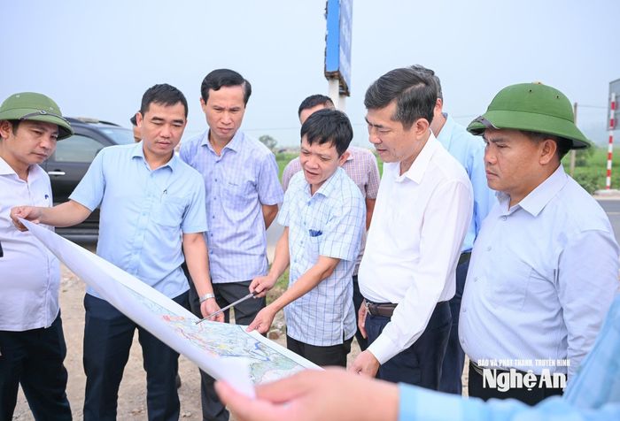 Đoàn công tác UBND tỉnh kiểm tra hiện trường giải phóng mặt bằng thực hiện dự án cao tốc Vinh - Thanh Thủy tại xã Kim Liên. Ảnh: Thành Cường