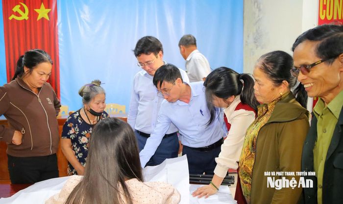 Lãnh đạo xã Hưng Nguyên và người dân bị ảnh hưởng trao đổi thông tin về cao tốc Vinh - Thanh Thủy. Ảnh: P.V