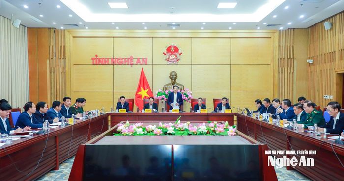 Trong quá trình triển khai dự án cao tốc Vinh - Thanh Thủy, lãnh đạo tỉnh Nghệ An thường xuyên chỉ đạo, đôn đốc các sở, ngành và địa phương tháo gỡ khó khăn, đẩy nhanh tiến độ thực hiện. Trong ảnh: Chủ tịch UBND tỉnh Võ Trọng Hải chủ trì phiên họp UBND tỉnh về triển khai dự án cao tốc Vinh - Thanh Thủy. Ảnh: Thành Duy