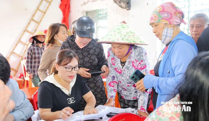Người dân xóm Đại Huệ, xã Hưng Nguyên tìm hiểu thông tin về cao tốc Vinh - Thanh Thủy. Ảnh: P.V